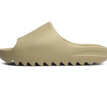 Yeezy Slides 'Desert Sand'